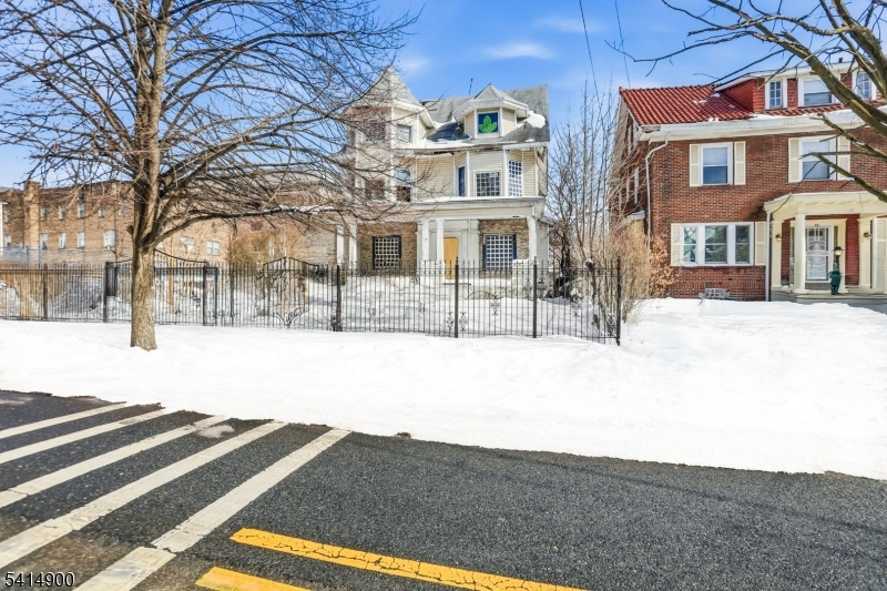 16 Ingraham Pl Property Photo 1