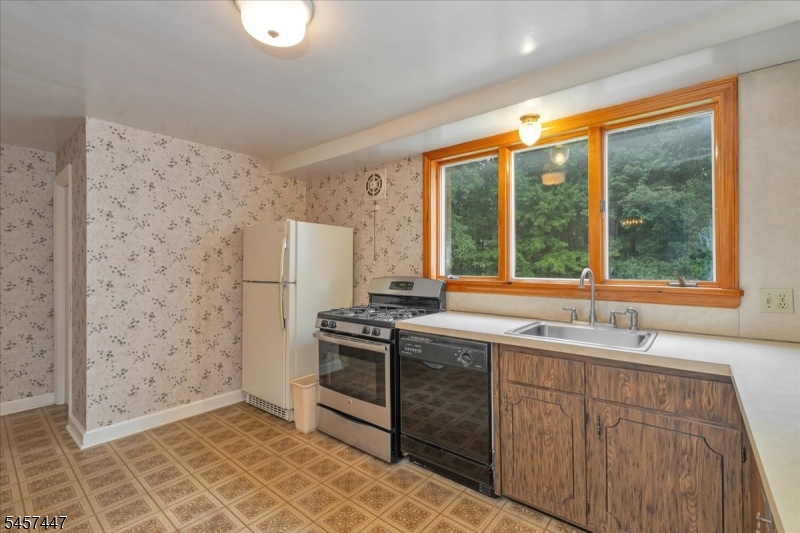 121 Passaic Ave Property Photo 13