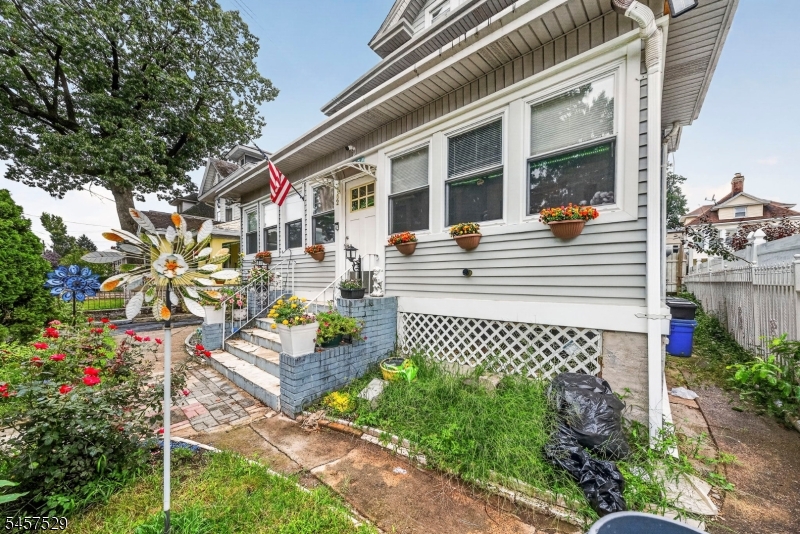 760 Parker St Property Photo 3