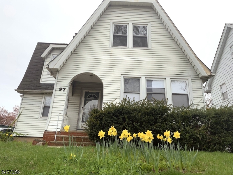 97 Elliot Pl Property Photo 2