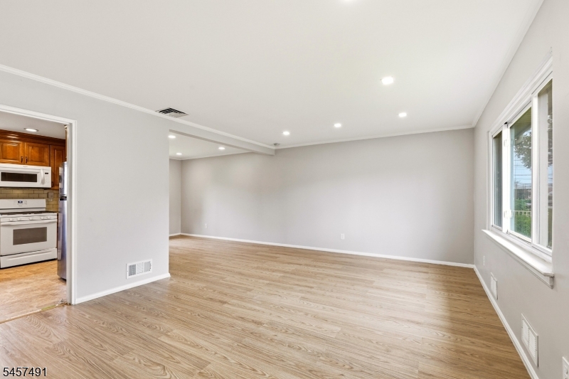 610 Academy Ter Property Photo 4