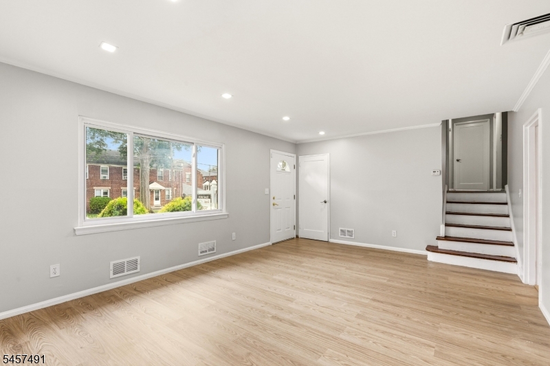 610 Academy Ter Property Photo 6