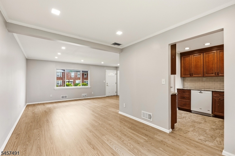 610 Academy Ter Property Photo 8