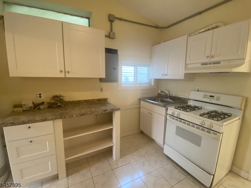 5 Otis Pl Property Photo 2