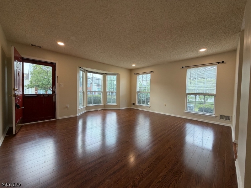 30 Columbus Dr Property Photo 3