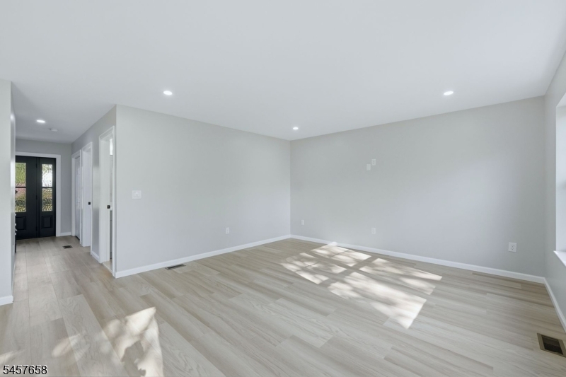 10 Delar Pkwy B Property Photo 5