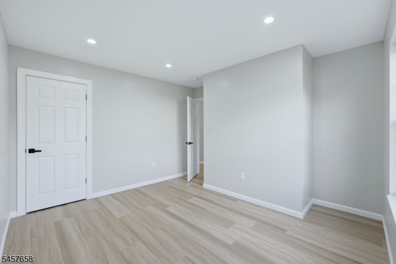 10 Delar Pkwy B Property Photo 12