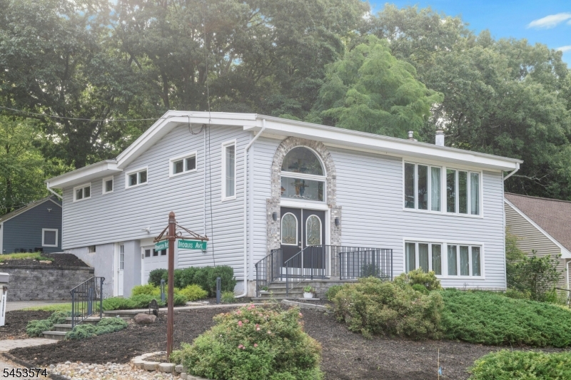 11 Iroquois Ave Property Photo 1