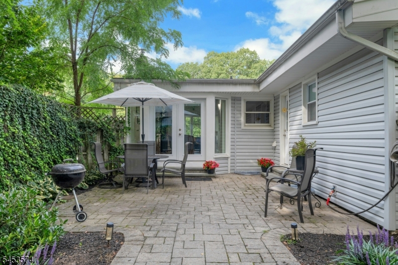 11 Iroquois Ave Property Photo 21