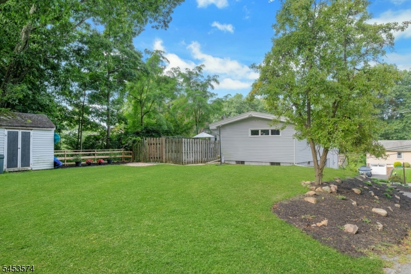 11 Iroquois Ave Property Photo 22