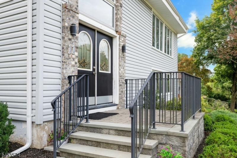 11 Iroquois Ave Property Photo 23