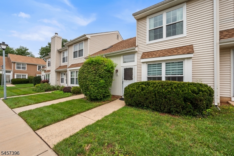 11 Canterbury Cir Property Photo 3