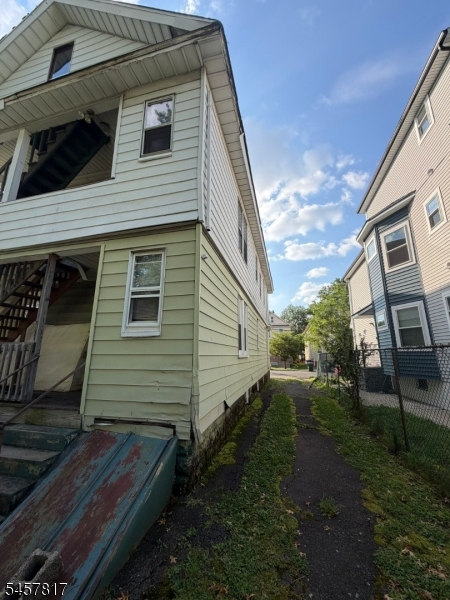 1220 E Henry St Property Photo 11