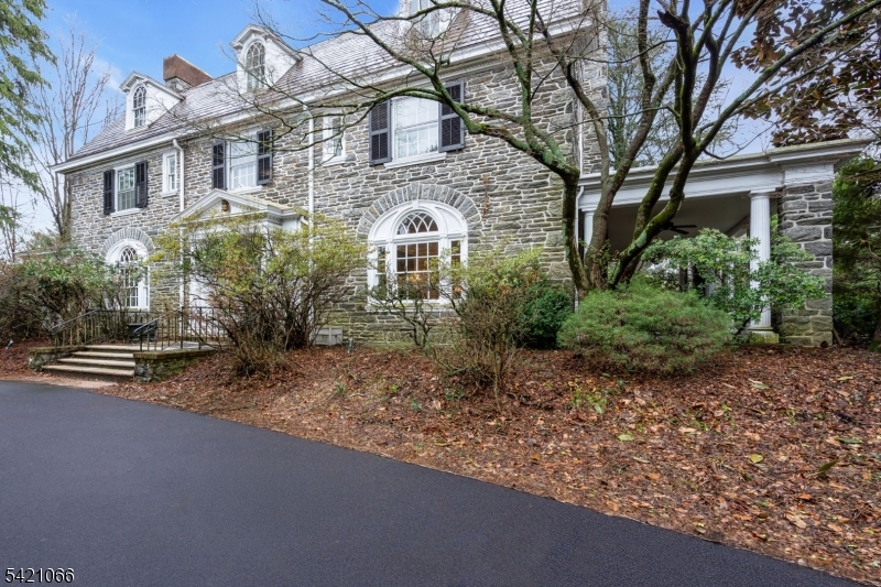 1112 Watchung Ave Property Photo 3