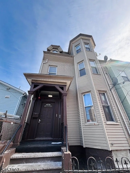 393 Straight St Property Photo 1