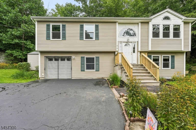 84 Fairlawn Dr Property Photo 1
