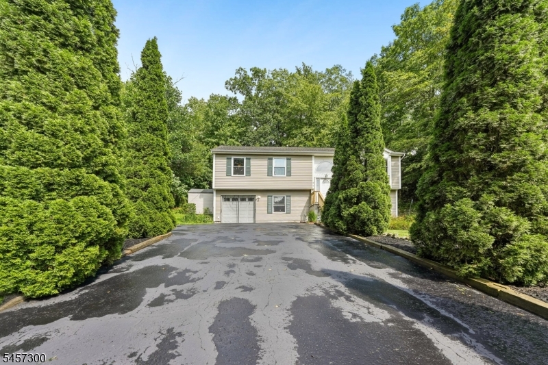 84 Fairlawn Dr Property Photo 2