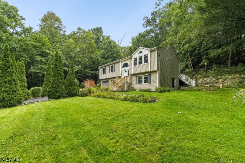 84 Fairlawn Dr Property Photo 3