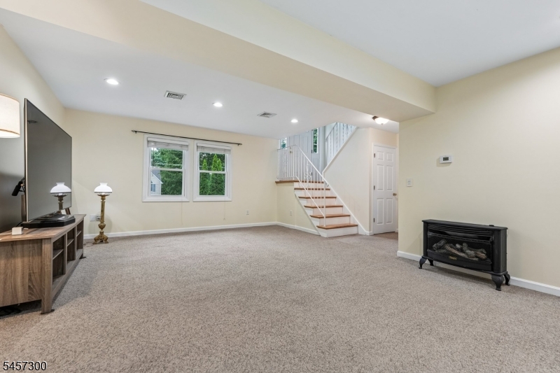 84 Fairlawn Dr Property Photo 22