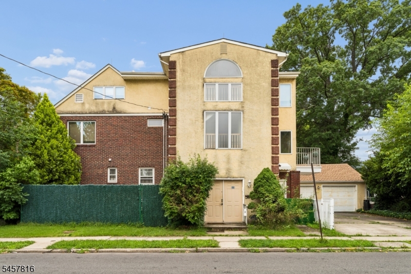 1415 N Wood Ave Property Photo 1