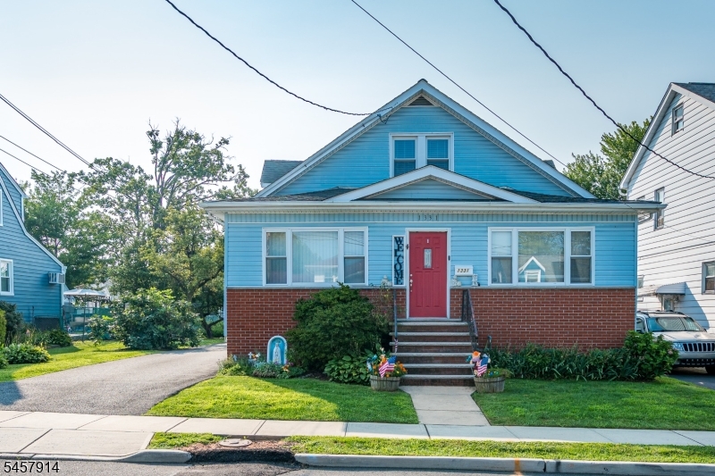 1331 Center St Property Photo 1