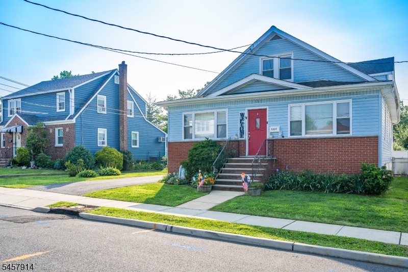 1331 Center St Property Photo 2
