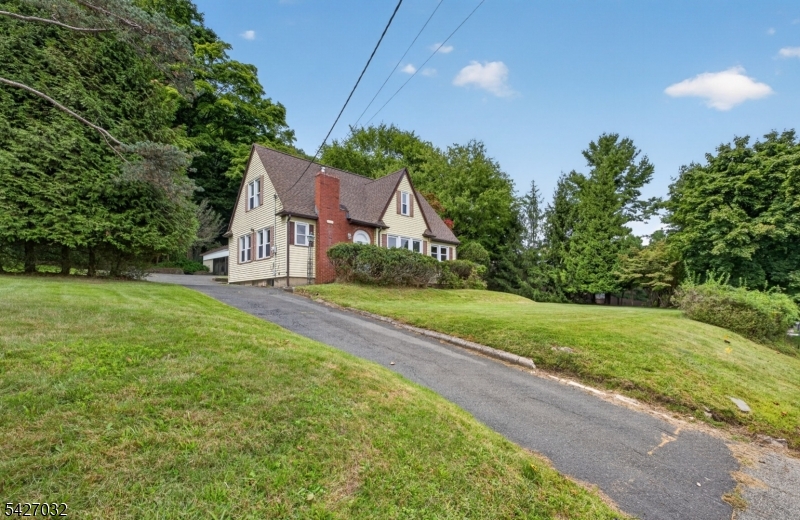 1208 Pompton Ave Property Photo 2