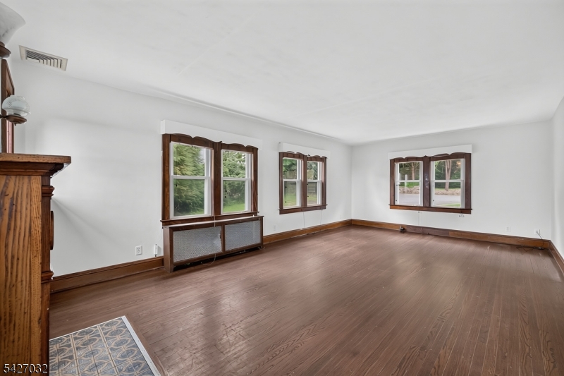 1208 Pompton Ave Property Photo 4