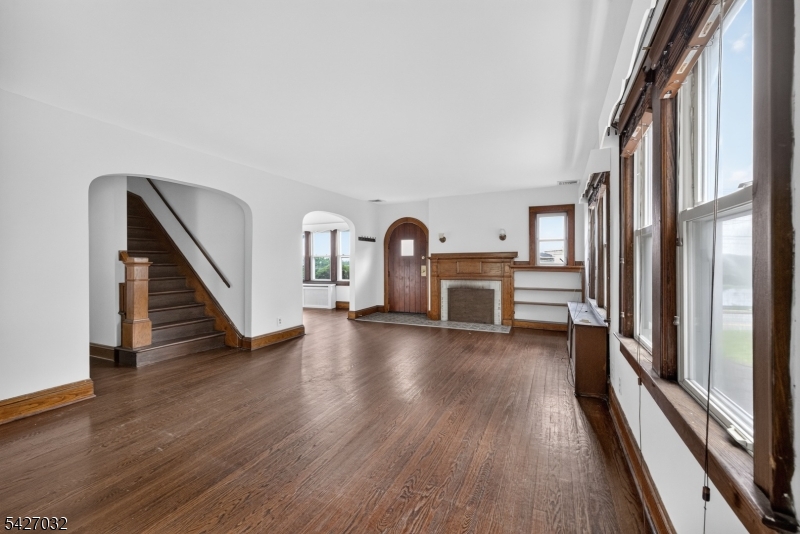 1208 Pompton Ave Property Photo 5