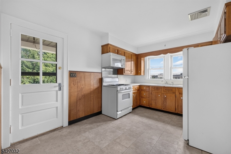 1208 Pompton Ave Property Photo 8