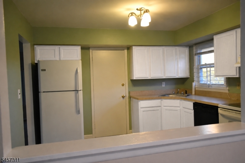 511 Downer St Property Photo 4