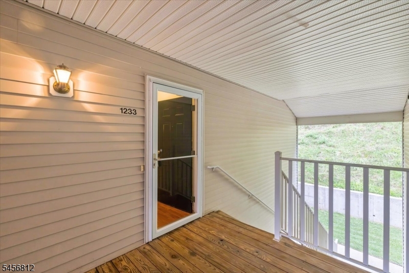 1233 King Ct Property Photo 3