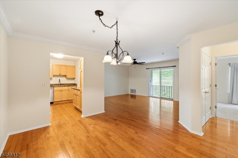 1233 King Ct Property Photo 5