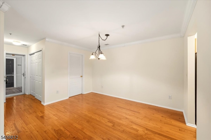 1233 King Ct Property Photo 7