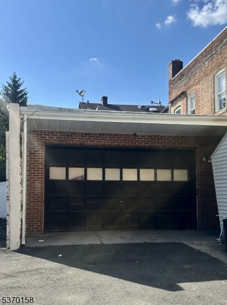 305 Green Ave Garage Property Photo 1