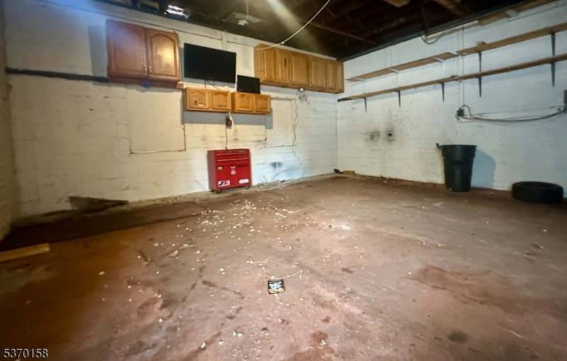 305 Green Ave Garage Property Photo 3