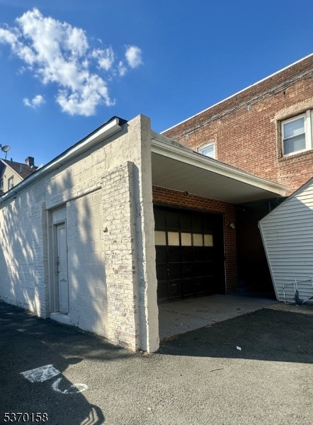 305 Green Ave Garage Property Photo 4