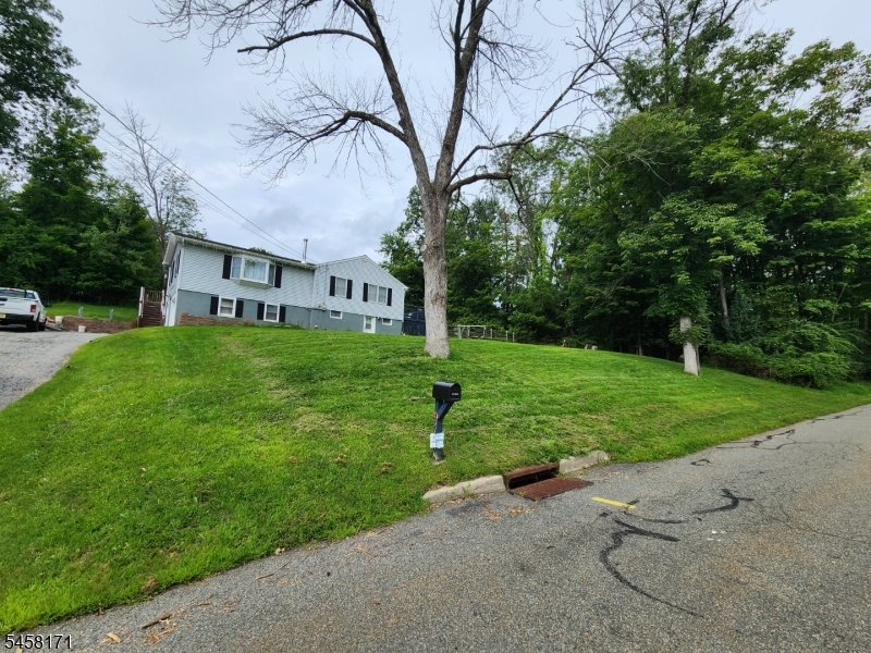 30 Locust Rd Property Photo 1