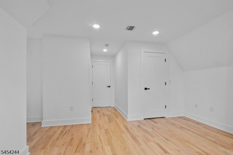 196 Taylor St 2 Property Photo 5
