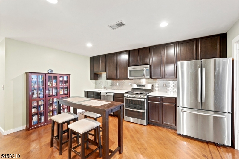 176 N Broadway Property Photo 10