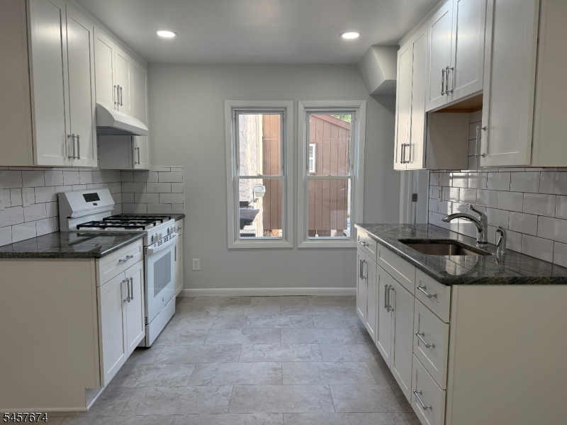 584 Pompton Ave Property Photo 4