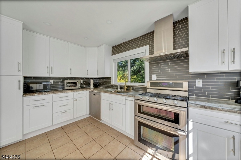 812 Sterling St Property Photo 11