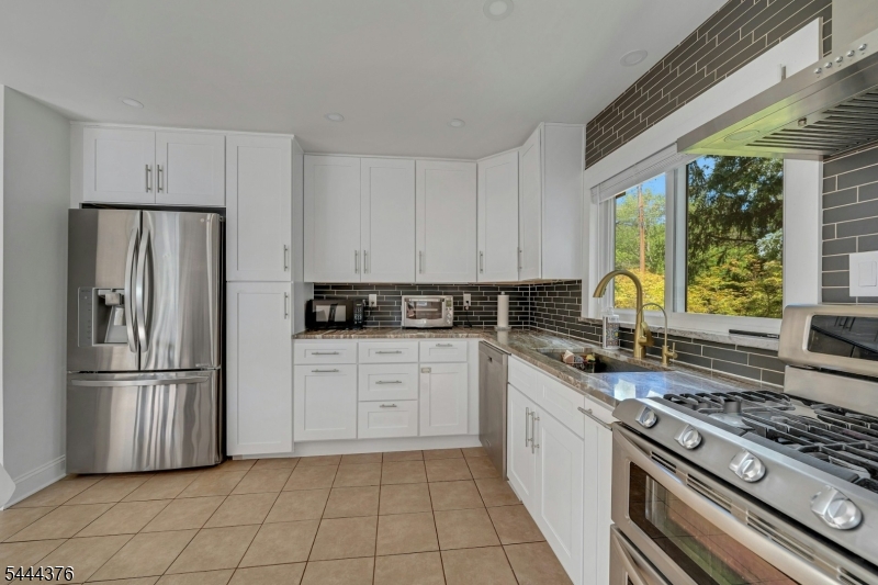812 Sterling St Property Photo 12