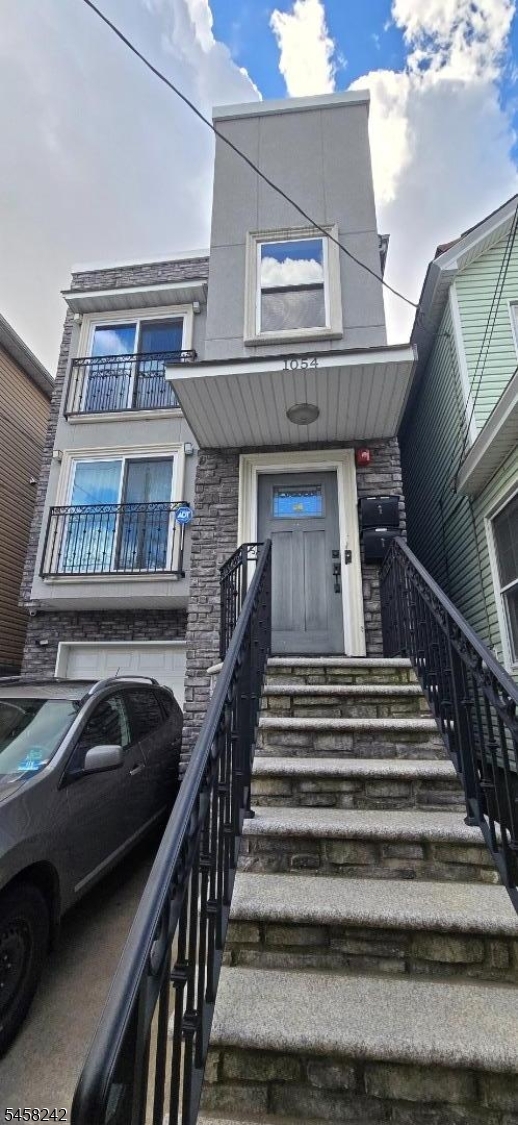 1054 Bond St Property Photo 1