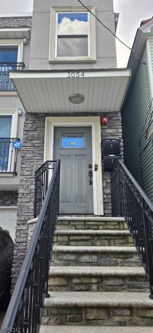 1054 Bond St Property Photo 3