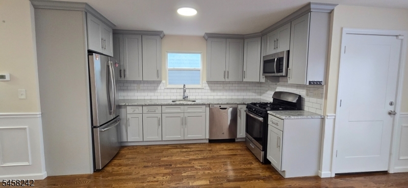 1054 Bond St Property Photo 4