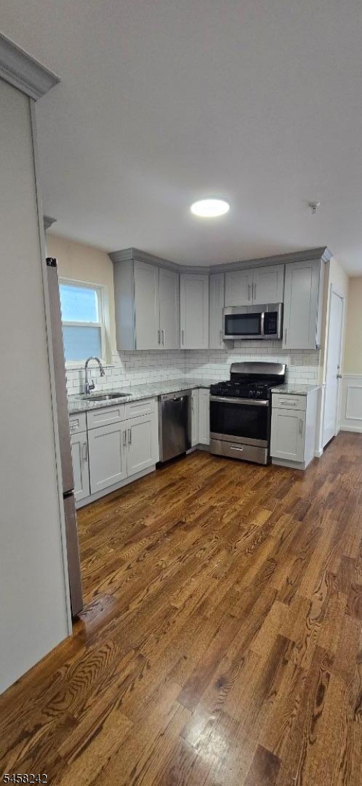 1054 Bond St Property Photo 6