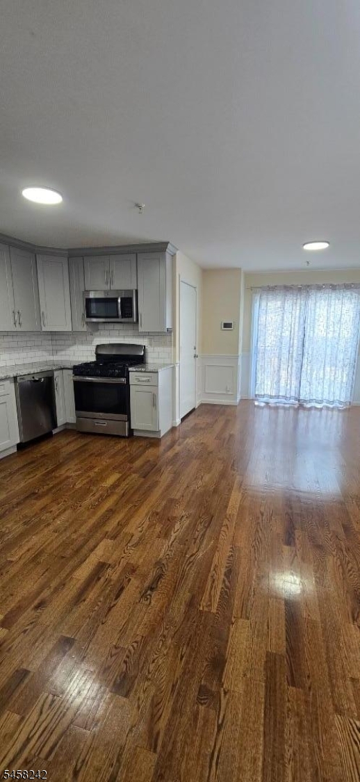1054 Bond St Property Photo 7
