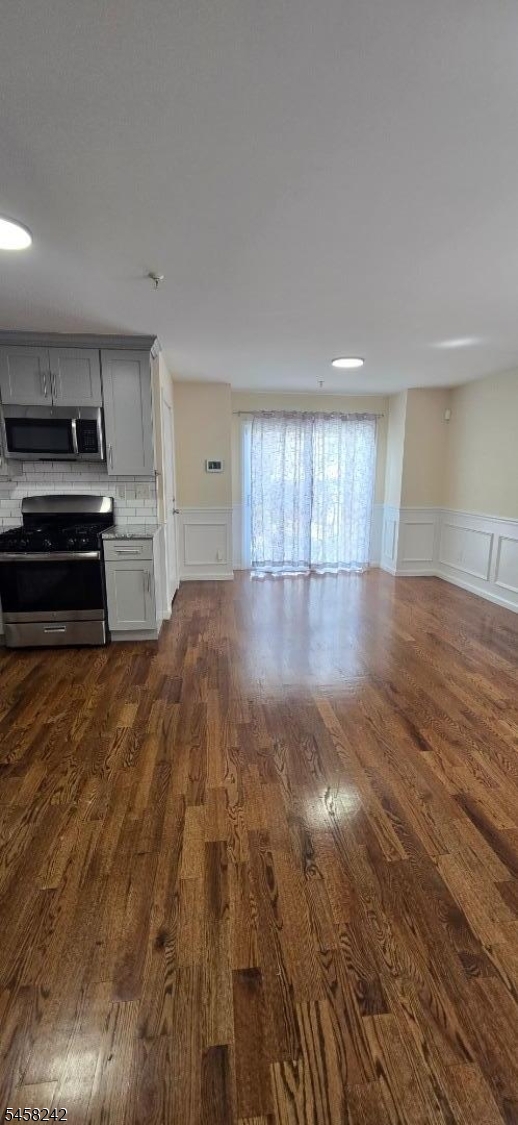 1054 Bond St Property Photo 8