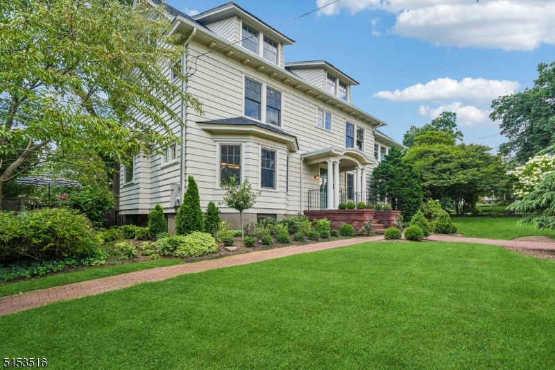 150 Gordonhurst Ave Property Photo 4